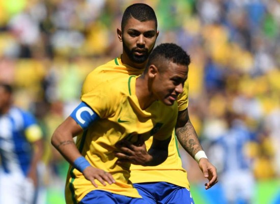 En la jugada del gol, Neymar sufrió un fuerte golpe en sus costillas tras impactar con el portero de Honduras, 'Buba' López. Recibió atención tres minutos y después se reintegró con normalidad.