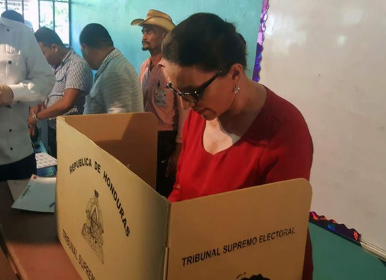 Precandidatos de Libre también visitan las urnas
