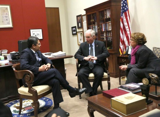 Hernández habla del Plan Alianza y migración con senadores de EUA