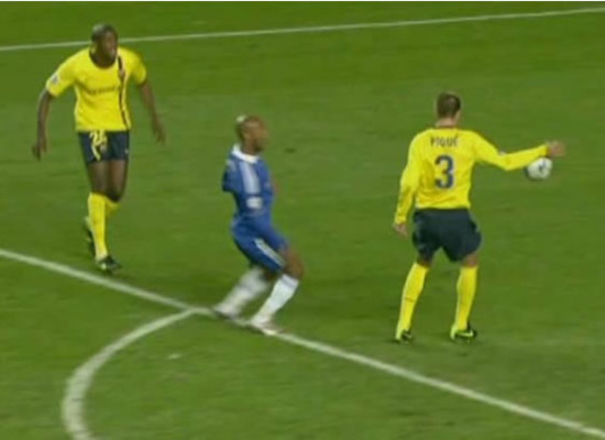 Árbitro del Chelsea-Barça recibe amenazas de muerte