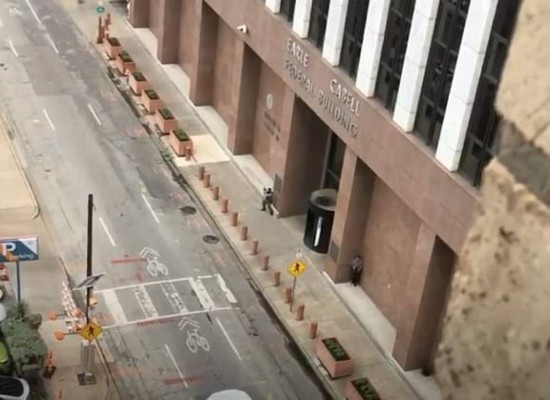 Video: Policía de Texas abate a hombre que disparó contra corte federal