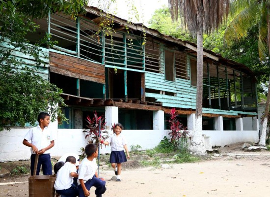 Niños de escuela de San Pedro Sula en riesgo por edificio dañado