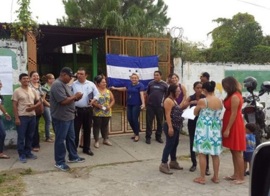 Padres de familia protesta contra directora de escuela en SPS