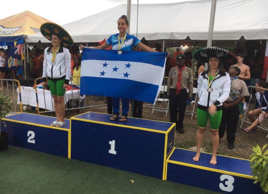 Julimar Ávila (centro) ganó oro en la categoria 200 metros combinado individual y plata en 100 metros libre.