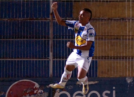 Victoria gana y amenaza con dejar fuera al campeón Real España