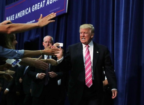 Trump dice que plan para deportar a inmigrantes sigue en pie