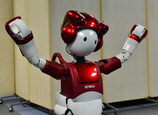 Emiew, el robot que hace bromas y analiza las reacciones