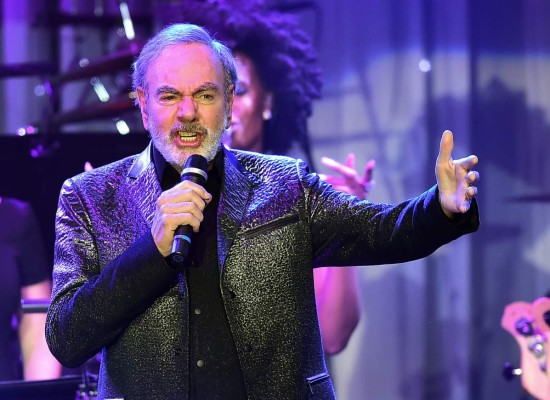 Neil Diamond anuncia que tiene parkinson y deja los escenarios