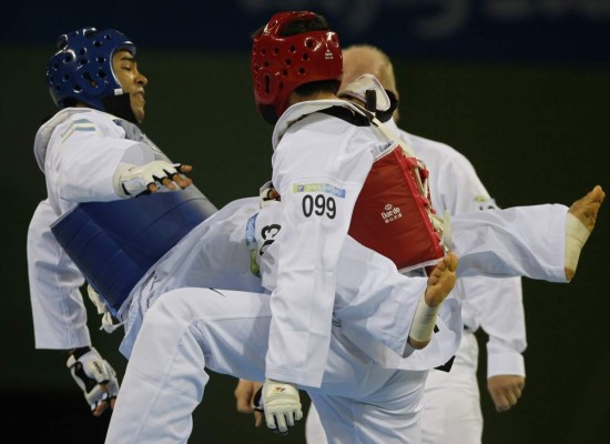Miguel Ferrera RodrÃ­guez (azul) de Honduras en la lucha de Taekwondo 80kg ronda preliminar 2008