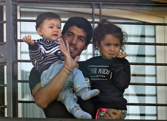 Video: Luis Suárez reaparece y saluda a hinchas uruguayos