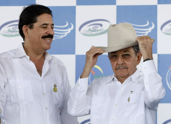 El presidente Mel cede su sombrero a Raúl Castro
