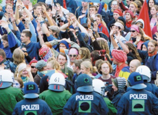 G8: Activistas y policía se enfrentan