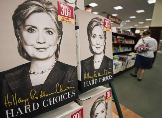 Hillary Clinton llama demagogo a Manuel Zelaya en su libro