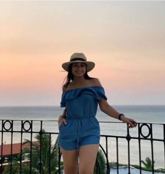 Samantha Velásquez, presentadora de noticias Canal 11, disfrutando ya sus vacaciones en Roatán.