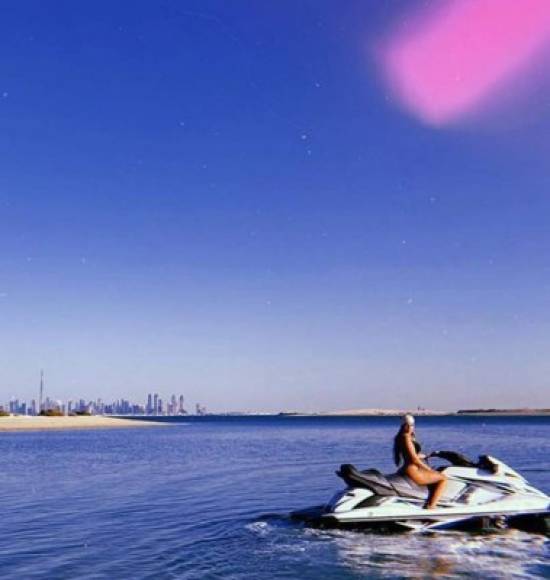 Georgina Rodríguez, pareja de Cristiano Ronaldo, presumió de andar en moto en una de las playas de Dubái.