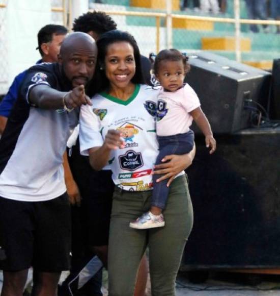 Pastor Martínez, defensa del Santos FC, estuvo antes del partido con su esposa e hija en el campo.
