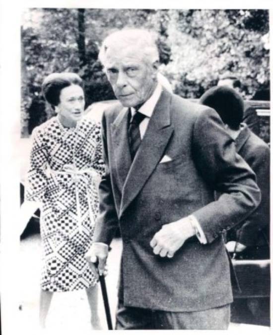 Después de renunciar a su corona el rey George VI, concedió el título de duques de Windsor a Eduardo y Wallis. La mantuvo su matrimonio hasta la muerte del monarca en 1972.