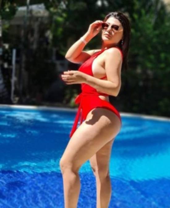 La presentadora de HCH cautivó a los seguidores al aparecer con un sexy traje de baño rojo, mostrando con todo esplendor su cuerpazo. Algunos internautas se atreven a comparar el cuerpo de Milagro con el de la cantante JLO.