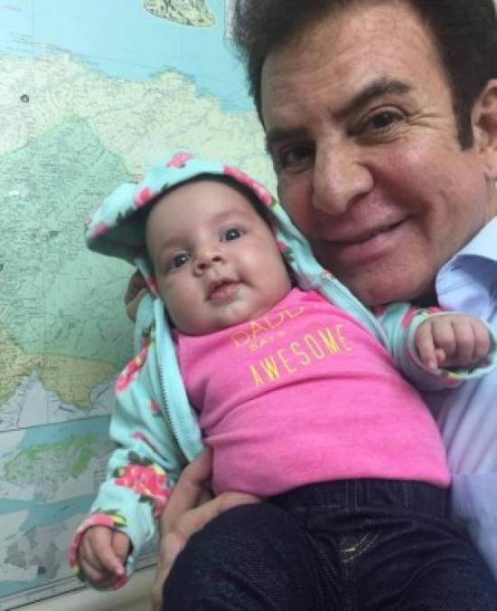 Salvador Nasralla, político hondureño fue padre hace poco más de un año, la pequeña Alicia Lindaly Victoria llenó de su nacimiento el hogar del expresidenciable y de la modelo hondureña Iroshka.