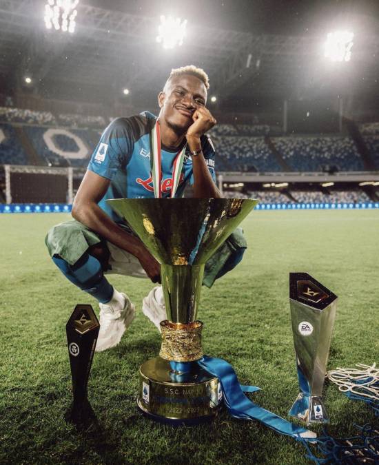 En rueda de prensa, el entrenador Rudi García informó que Oshimen tiene la idea de continuar la próxima temporada con el Napoli, tras una temporada llena de grandes logros.