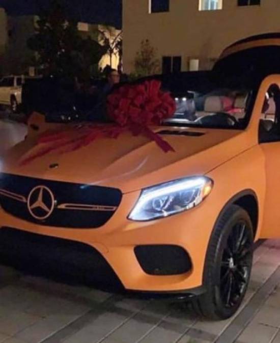 El nombre exacto del modelo recibido por Karol G es: Mercedes-AMG GLE 43 Coupe 2019 de unos $71,350 dólares, pero entre la pintura amarilla especial con terminado mate y otros extras, seguramente el regalo le costó a Anuel AA mucho más que eso.