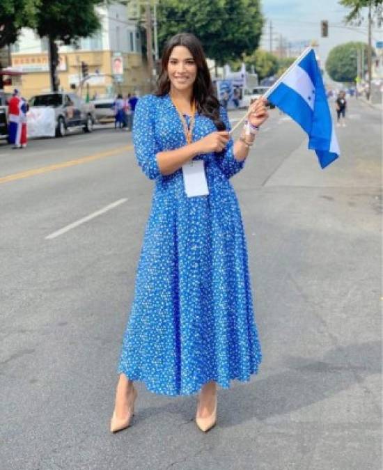 Carolina Lanza se robó las miradas en los desfiles de EEUU, ella transmitió vía redes sociales y a su canal de trabajo HCH. ¡Hermosa con ese vestido azul!