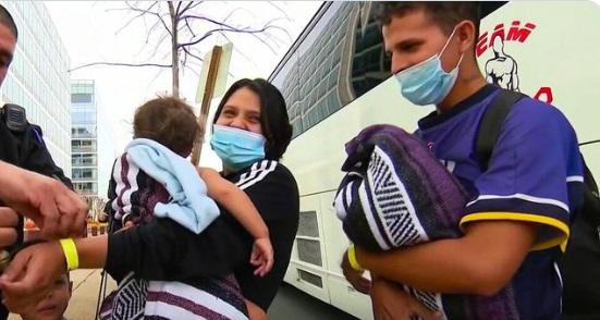 Texas envía autobuses con migrantes a Washington DC en protesta contra Biden