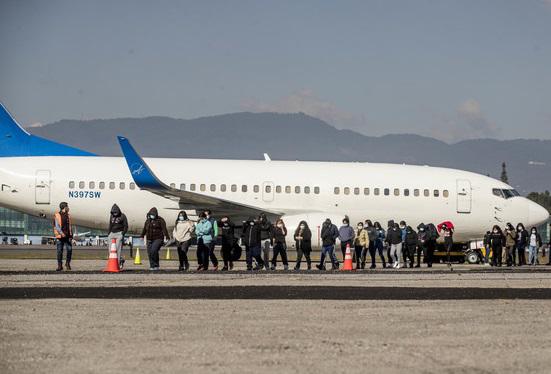 Vuelo de deportados de EEUU aterriza de emergencia en El Salvador