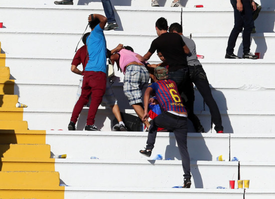 Violencia en estadios de Honduras hace eco en Europa y América