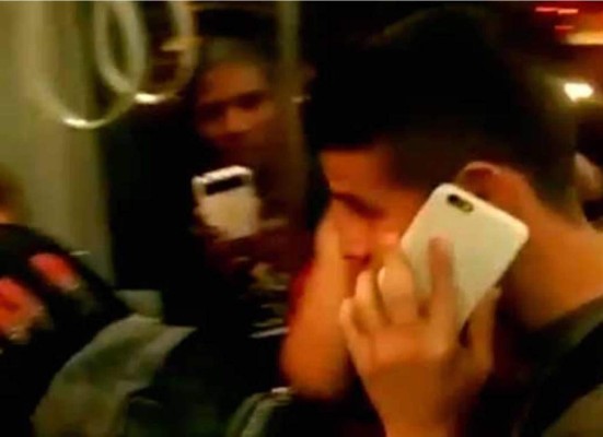 Video: James desata locura al ser descubierto en autobús