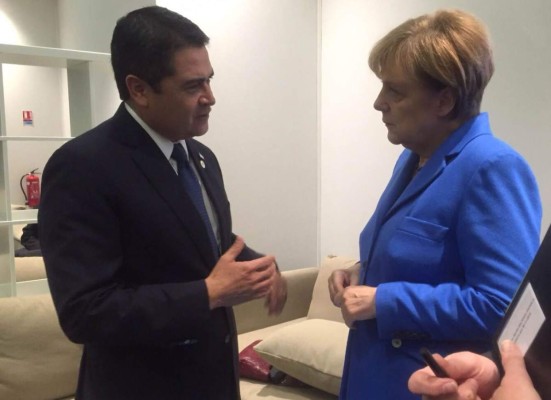 Juan Orlando Hernández conversa con Merkel, Peña Nieto y el primer ministro de Japón