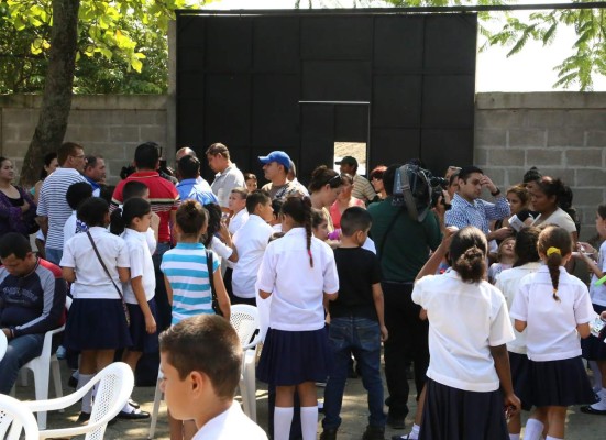 Padres amenazan con tomarse carretera si no abren jornada en la tarde