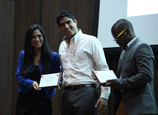 Con anécdotas y experiencias, empresarios motivan a jóvenes