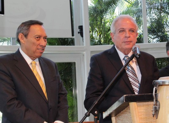 Miami entrega proclama al hondureño Rodrigo Wong Arévalo