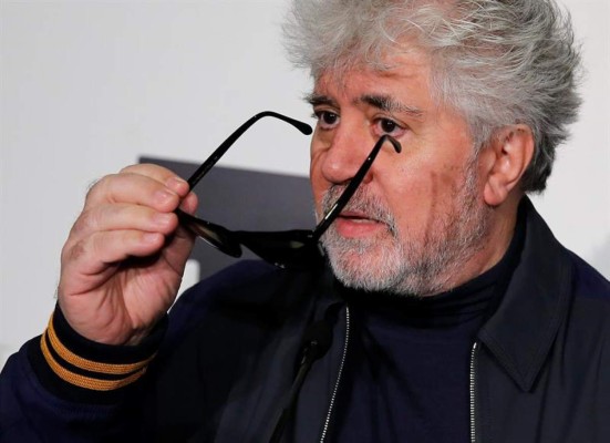 Almodóvar dice estar al día con sus obligaciones tributarias