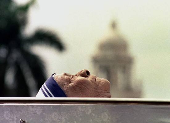 El cuerpo de la Madre Teresa durante su cortejo fúnebre. El 13 de septiembre de 1997.