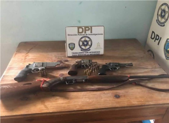 Las armas decomisadas hoy durante los operativos en Los LLanos Taulabé en Comayagua.