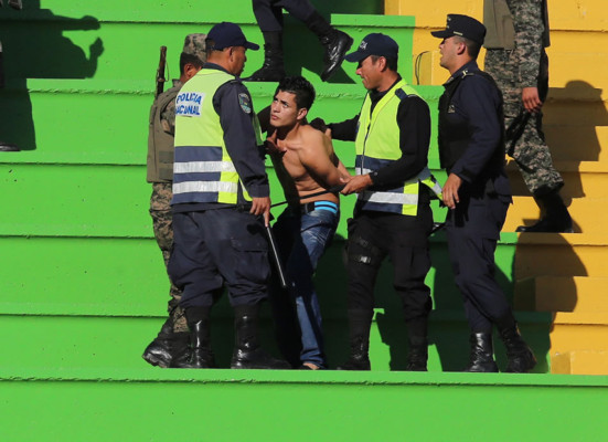 Un herido deja pelea entre aficionados de Olimpia y Motagua