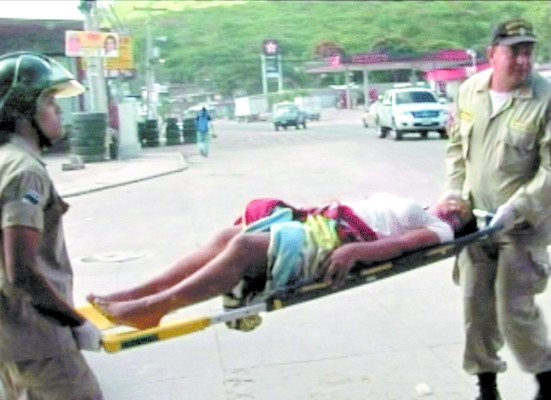 Saludable está bebita que nació en un carro