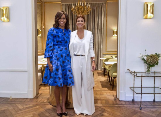 Handout photo released by the Argentinian Presidency of US First Lady Michelle Obama (L) and Argentinian First lady Juliana Awada posing at the Centro Metropolitano de Diseno (Metropolitan Design Ceneter) in Buenos Aires on March 23, 2016. US President Barack Obama arrived in Argentina early Wednesday after making a historic visit to former Cold War foe Cuba. AFP PHOTO / Argentinian Presidency / AFP / Argentinian Presidency / HO