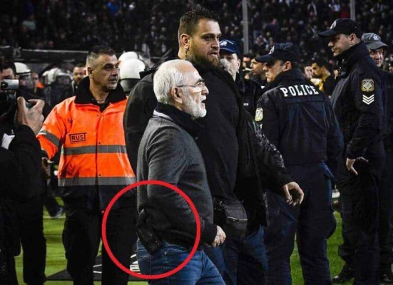 Presidente entra armado a pleno partido y suspenden liga griega