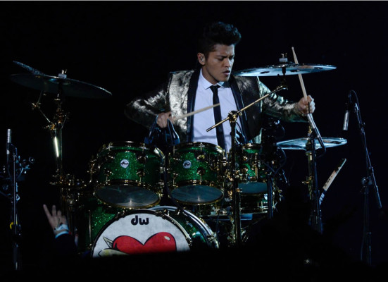 Espectáculo de Bruno Mars opacado por fuegos artificiales