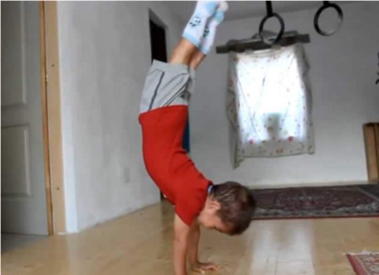 Video: Niño hace flexiones a 90 grados