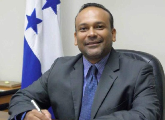 Juan Orlando Hernández despide a ministro de MiAmbiente