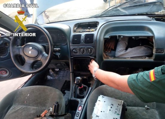Insólito: Dentro de guantera de carro y en el motor hallan a tres migrantes