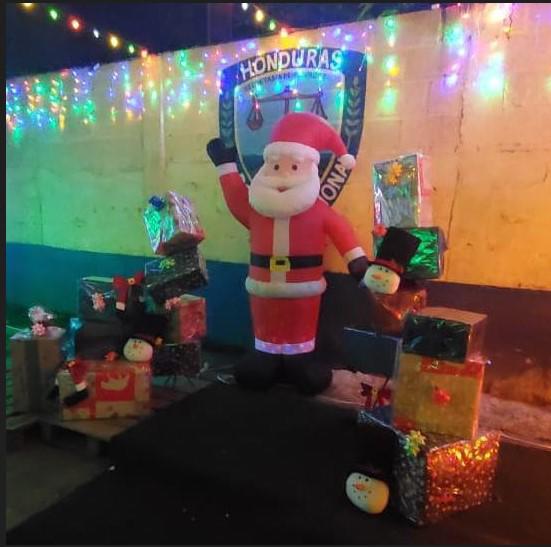 El barrio Sunseri vive el ambiente navideño frente a la estación policial.