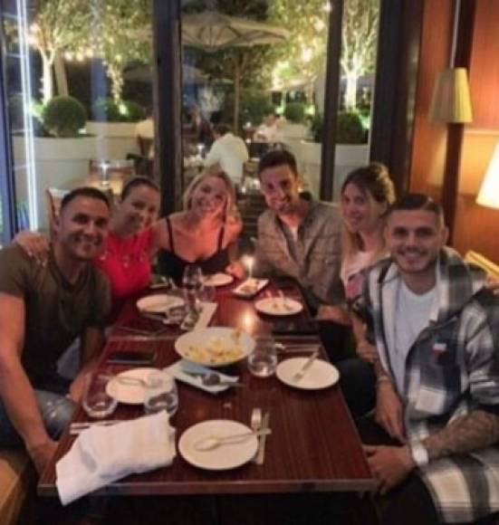 La fácil adaptación que está teniendo Keylor Navas en París tiene mucho que ver con la compañía que está recibiendo por parte de Mauro Icardi y de Wanda Nara. Ambos matrimonios se han hecho totalmente inseparables, y no dejan de publicar imágenes en sus redes sociales.