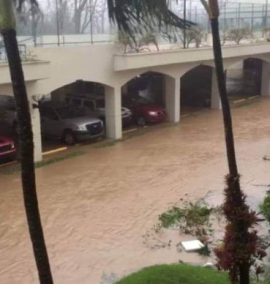 El río Grande de Loíza y el río La Plata, en el norte de Puerto Rico, se salieron de su cauce debido a las fuertes precipitaciones y el aumento del nivel del mar que provoca el huracán María en la isla, que según el NHC es de 6 a 9 a pies.