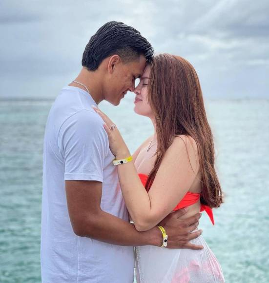 Denil Maldonado e Iving Bruni se estarán casando en las próximas semanas. El defensor del Motagua le pidió matrimonio a la bella joven y ella aceptó.