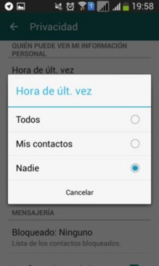 Elimina la hora de tu última conexión. Para que nadie pueda cotillear cuándo ha sido la última vez que has mirado la aplicación antes de irte a la cama, sigue los siguientes pasos tanto en Android como en iOS para iPhone: introdúcete en el menú de WhatsApp, selecciona 'ajustes'>'cuenta'>'privacidad'>'hora de últ. vez'.